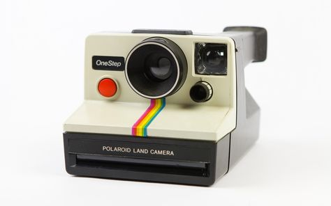 First founded in 1937, Polaroid owes much of its success to the instant camera. Long before digital cameras, the Polaroid instant camera allowed photographers to see their picture almost instantly - instead of waiting for it to be developed. Envisaged in 1943, it wasn't until the release of the SX 70 and the OneStep that they really took off - with the latter becoming the most sold camera in the US. Polaroid Camera Film, Polaroid Instant Camera, Vintage Polaroid Camera, Polaroid Snap, Polaroid One Step, Instant Print Camera, Camera Aesthetic, Instant Film Camera, Vintage Polaroid