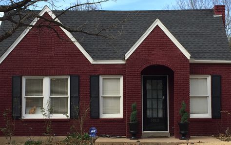 Wine red house with dark green door and shutters. Attractive. 2017 Burgundy Brick House Exterior, Dark Red Exterior House Colors, Green Door And Shutters, Maroon House Exterior, Burgundy House Exterior, Red Exterior House Colors, Trending Exterior House Colors, Dark Green Door, Burgundy House