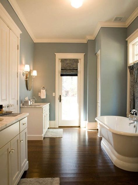 20 Gorgeous Bathrooms With Wooden Floors Small Restroom, Bathroom Grey, Traditional Bathroom Designs, Sopot, Traditional Bathroom, Farmhouse Bathroom, Bath Vanity, Beautiful Bathrooms, Bathroom Makeover