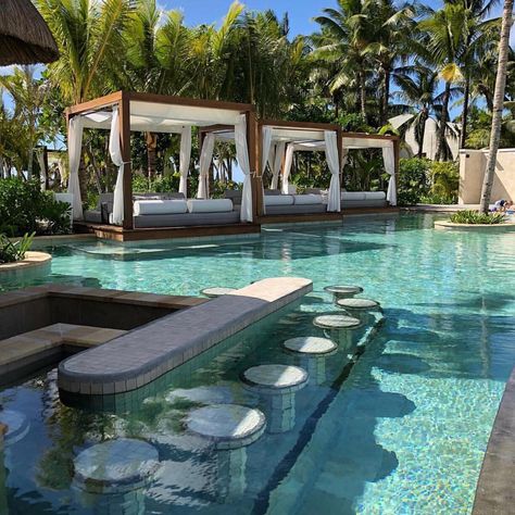 Bar In Pool, Pool Sitting Area Ideas, Pool Bar Ideas Backyard, Swim Up Bar Pool, Pool Bar Ideas, Luxury Pool Floats, Pool Side Bar, Bali Architecture, Pool Cabanas