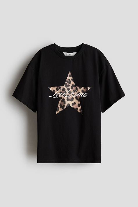 Oversized T-shirt with Printed Motif - Round Neck - Short sleeve - Black/Love Roma - Kids | H&M U... | H&M (US + CA) Jean Vest Outfits, H&m Tshirts, Black Skirt Outfits, Leopard Pants, Bow Shirts, T Shirt Oversize, Suits And Jackets, Jean Accessories, Blouse Pants