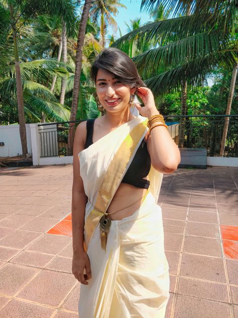 Kerala saree with black crop top, necklace as a waist belt Saree With Crop Top Blouse, Kerala Saree With Black Blouse, Kerala Saree Blouse, White Sari, Onam Outfits, Kerala Saree Blouse Designs, Onam Saree, Kerala Saree, Black Sleeveless Blouse