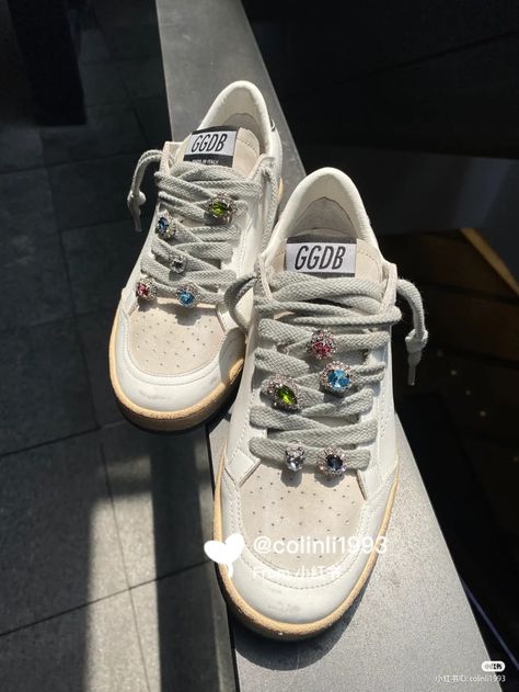 Custom Golden Goose, Shoes With Charms, Charms Aesthetic, Ways To Lace Shoes, Diy Sneakers, London Shopping, All Nike Shoes, Fancy Shoes, Hype Shoes