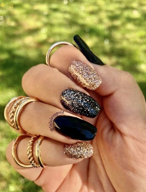 (paid link) Nail Colours - powder nails Glitter Gold Nails Ideas, Black Nail Art With Glitter, Gold Black Nails Ideas, Black Nail Gold Tip, Nails Black Gold Glitter, Black And Nails Gold, Nyårsnaglar Glitter, Black Gold Manicure, Black Nails Black Glitter