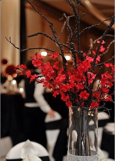 Table with chinese decoration 3 - red authentic flower Diy Branches, Chinese Theme Parties, Chinese Cherry Blossom, Branch Centerpieces Wedding, Chinese Wedding Decor, Cherry Blossom Branches, Japanese Party, Asian Party, Chinese Theme