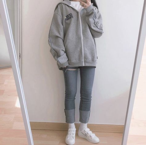 Grey Hoodie Outfit Woman, Grey Hoodie Outfit, Gray Hoodie Outfit, Hoodie Poncho, Sport Inspiration, Korean Fashion Casual, Korean Girl Fashion, Sport Chic, Hoodie Outfit