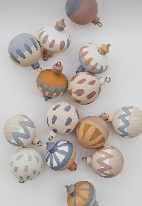 Diy Christmas Spheres, Painting Ornaments Diy, Christmas Decorations Diy Crafts, Merry Bright Christmas, Xmas Diy, Paper Ornaments, Boho Christmas, Painted Ornaments, Hand Painted Ornaments