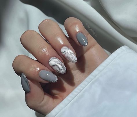 Gray Abstract Nails, Gray Marble Nails, Grey Marble Nails, Nails With Marble Design, Nailart Marble, Light Gray Nails, Grey Nail Art, Marble Nail, Marble Nail Art