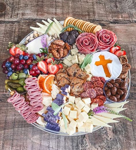 Thanksgiving Food Crafts, Confirmation Party, Charcuterie Gifts, Holy Communion Party, Easter Place Settings, First Communion Decorations, Communion Decorations, Easter Lunch, Easter Gathering