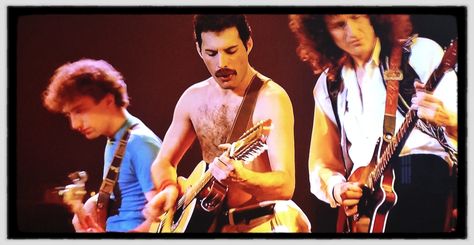 Queen Rock Montreal - Currently watching and being amazed again. Ogre Battle, Queen Ii, Freddy Mercury, Queen Photos, Roger Taylor, Queen Freddie Mercury, Queen Pictures, John Deacon, Brian May