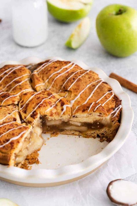 This cinnamon roll apple pie recipe combines two things: yummy and sweet apple pie filling and spicy and warm cinnamon rolls! Cinnamon Roll Apple Pie Recipe, Cinnamon Roll Crust, Cinnamon Roll Glaze, Cinnamon Roll Apple Pie, Apple Pie Filling Recipes, Sweet Potato Casserole Easy, Homemade Apple Pie Filling, Slow Cooker Dinner Recipes, Cinnamon Roll Dough