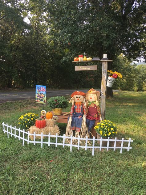 Fall yard decor Fall Yard Decor, Fall Yard, Fall Farm, Fall Decor Dollar Tree, Halloween Treats For Kids, Fall Stuff, Fall Front Porch Decor, Fall Thanksgiving Decor, Fall Deco