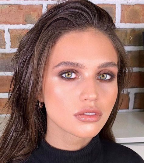 Prom Makeup Green Eyes, Natural Makeup For Green Eyes, Commercial Makeup, Makeup Hooded Eyes, Bride Makeup Natural, Dinner Makeup, Eyeshadow Application, Vogue Makeup, Soft Natural Makeup