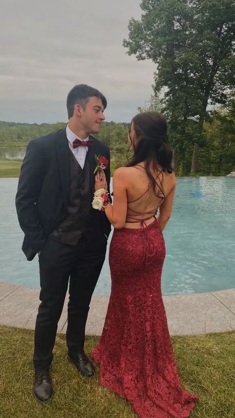 Prom Picture Backgrounds, Rain Prom Pictures, Prom Poses For Guys, Maroon Prom Couple, Prom Pictures Friends Date, Winter Formal Photos, Burgundy Prom Couple, Cute Prom Poses For Couples, Prom Poses Couples Funny