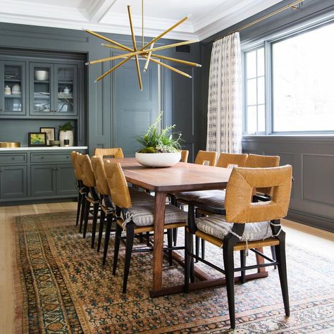 This dark dining room makes me happy, really happy... which is surprising cause it’s so moooooodddy in here!! // 📷 @tessaneustadt… Craftsman Interior Paint Colors, Dark Dining Room, Amber Interiors Design, Dining Room Paint Colors, Craftsman Interior, Dining Room Paint, Dining Room Blue, Dining Room Colors, Small Kitchens