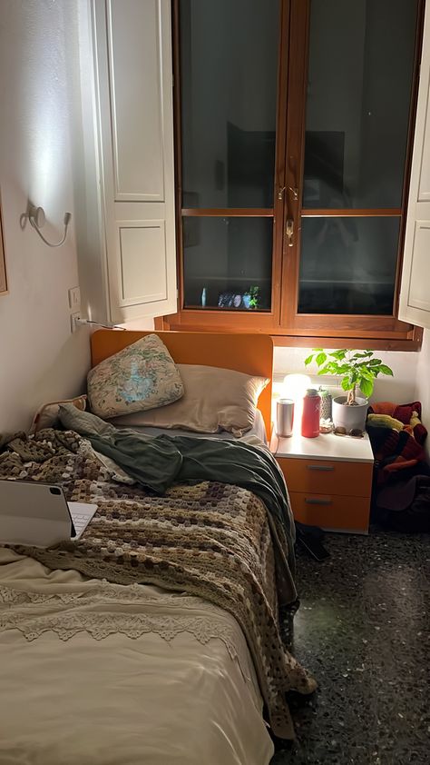 Cornell Dorm Room, Earth Tones Dorm Room, College Dorm Room Ideas Aesthetic Cozy, Earth Tone Dorm Room, Cornell Dorm, Granola Dorm Room, Nyu Dorm, Room Aesthetic Dark, Cornell College