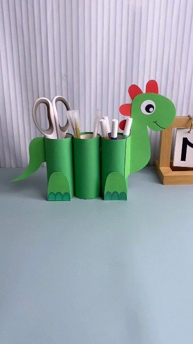 paper crafts creator | Title: "Adorable Dinosaur Pen Holder: Perfect for Kindergarten Handmade Fun!" Hashtags: #KindergartenHandmade #ParentChildHandmade… | Instagram Pen Stand Craft, Pen Stand, Creative Corner, Pen Holder, Pen Holders, Kids And Parenting, Crayon, Kindergarten