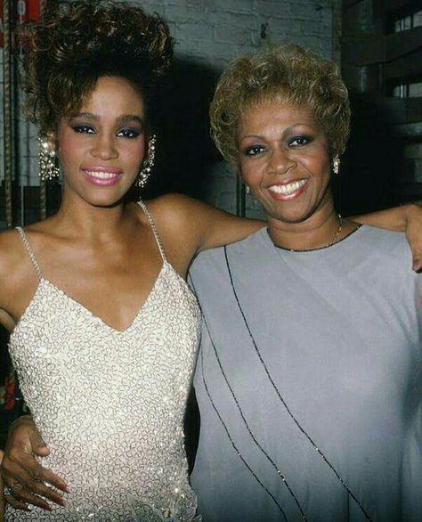 The Voices... Whitney and her Mom Cissy Houston Cissy Houston, Whitney Houston Pictures, Skirt Diy, Gospel Singer, Celebrity Families, Aretha Franklin, Whitney Houston, African American Women, Female Singers