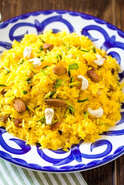 A close up shot of meethe chawal served on a blue and white patterened plate, topped with nuts. Zarda Rice Recipe, Zarda Rice, Zarda Recipe, Gluten Free Indian Food, Festival Sweets, Pakistani Desserts, Rice Recipe, Rice Recipes, Indian Food Recipes