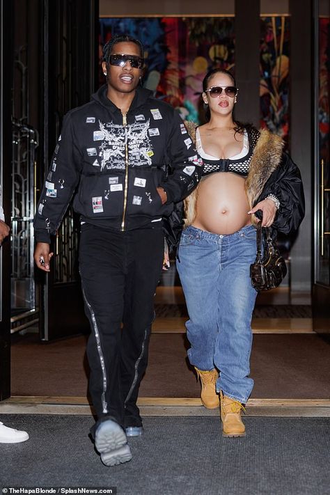 Pregnant Rave Outfits, Fenty Clothing, Maternity Looks, Robyn Fenty, Job Outfits, Baby Grandma, Rihanna Street Style, Pregnancy Belly, Bad Gyal