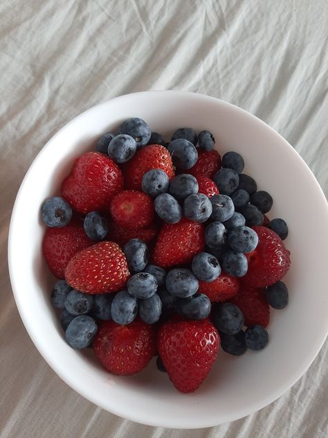 Blue Berries Aesthetic, Berries Aesthetic, Berries Salad, Berry Aesthetic, Bowl Of Berries, Healthy Grocery List, Food Carving, Healthy Food Motivation, Healthy Dishes