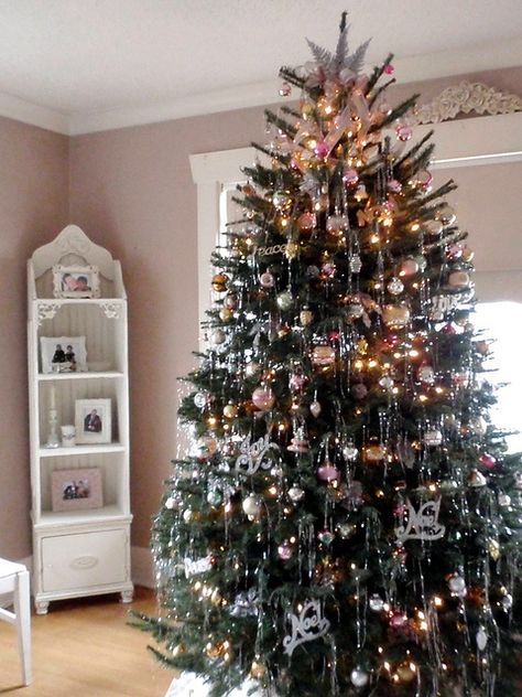 Christmas tree with vintage ornaments and tinsel, love!! Messy Christmas Tree, Ugly Christmas Tree, Old Fashion Christmas Tree, Amazing Christmas Trees, Christmas Tress, Cute Christmas Ideas, Tinsel Christmas, Tinsel Christmas Tree, Christmas Dreaming