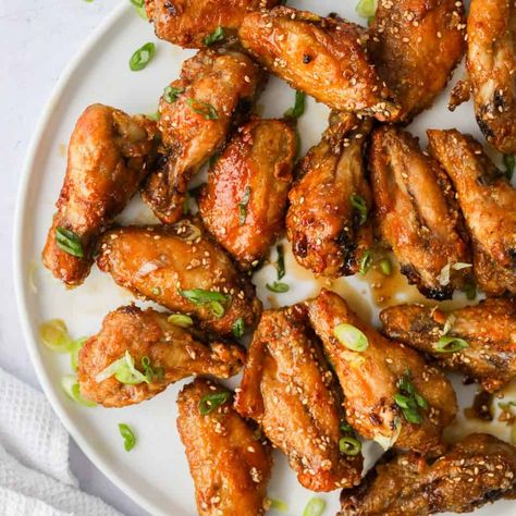 Korean Bulgogi Chicken Wings. Crispy wings coated in a sweet sesame glaze. My air fried wings are delicious, crunchy, and full of flavour thanks to the glaze. These bulgogi wings are great as an appetizer, snack or main. I also share instructions on how to cook these without an air fryer if you do not own one. They will be the best bulgogi wings you've ever tried! Ready in under 30 minutes Bulgogi Chicken, Chicken Wings Crispy, Cooked Chicken Temperature, Wings Crispy, Asian Chicken Wings, Korean Chicken Wings, Bbq Chicken Wings Recipe, Korean Bulgogi, Korean Bbq Chicken