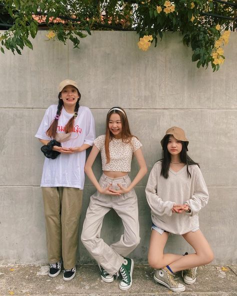 3 Friends Photoshoot Poses, Photo Possess, Trio Ideas, Trio Pics, Poses Group, Cute Friend Poses, Group Picture Poses, Bff Poses, Friendship Photoshoot