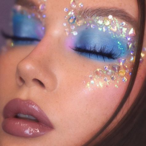 Crazy Festival Makeup, Glitter Freckles Makeup, Fantasy Makeup Ideas Creative, Blue Festival Makeup, Ice Makeup, Little Mermaid Makeup, Iridescent Makeup, Maquillage Yeux Cut Crease, Halloweenský Makeup