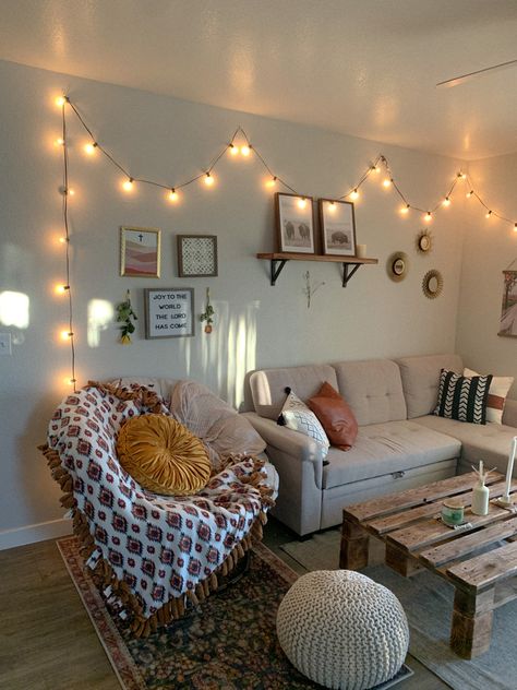 College Townhouse, First Apartment With Boyfriend, Post Grad Apartment, College Living Rooms, Apartment Decorating Living, Dorm Living Room, Apartment Decorating On A Budget, First Apartment Decorating, Dream Apartment Decor