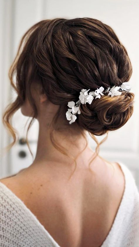 Gown Hairstyle Short Hair, Hairstyle For Western Gown, Bun Hairstyles On Gown Western, Farm Wedding Hairstyles, Hair Styles For Gowns Western, Wedding Hairstyles Western, Hairstyles For Western Saree, Indian Bridal Hairstyles For Short Hair, Western Saree Hairstyle