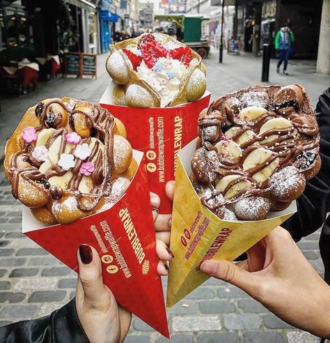 6 London Desserts You Have To Try - Wanderlust Chloe | Top UK travel blog for lovers of travel, food, luxury and more London Desserts, Bubble Waffles, Dessert Places, Bubble Waffle, Dessert Aux Fruits, Living In London, China Town, London Food, Foodie Travel