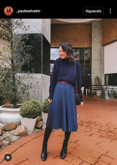 Blue Midi Skirt Outfit, Blue Pleated Skirt Outfit, Pleated Skirt Winter, Pleated Midi Skirt Outfit, Midi Skirt Outfit Winter, Skirt Outfit Fall, Elegant Summer Outfits, Blue Pleated Skirt, Pleated Skirt Outfit