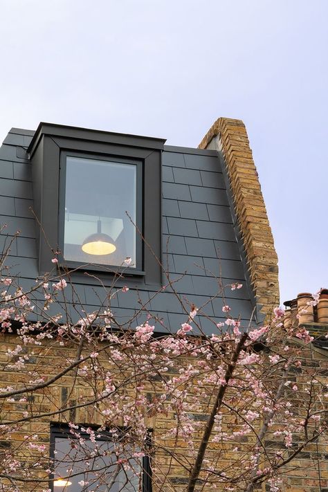 Slate mansard roof extension and black (anthra) zinc dormer window. Location: Wandsworth, South London Architecture: Rider Stirland Architects Photograph by Adam Scott Zinc Dormer, Space Construction, Dormer Window, Dormer Roof, Roof Cladding, Zinc Roof, Window Architecture, Victorian Terrace House, Mansard Roof