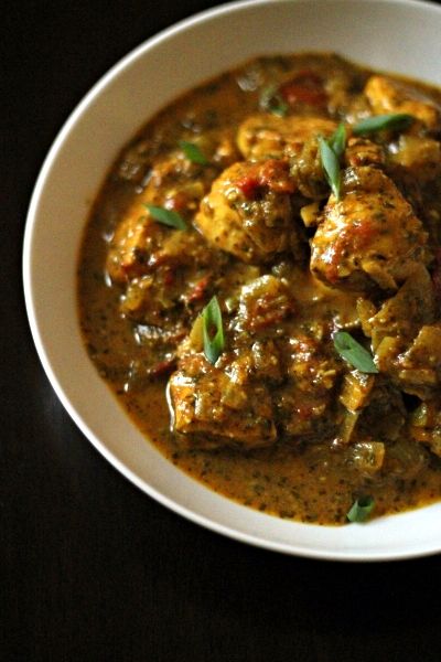 Indian Tomato-Cilantro Chicken - The Wanderlust Kitchen Coriander Chicken Curry, Desi Chicken Curry, Traditional Indian Recipes, Coriander Chicken, Cilantro Chicken, Tomato Curry, Aloo Gobi, Indian Foods, Vindaloo