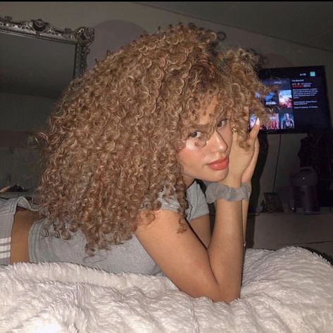 Dyed Curly Hair, Highlights Curly Hair, Honey Brown Hair, Brown Curly Hair, Blonde Curly Hair, Dyed Hair Inspiration, Colored Curly Hair, Dyed Natural Hair, Honey Blonde Hair