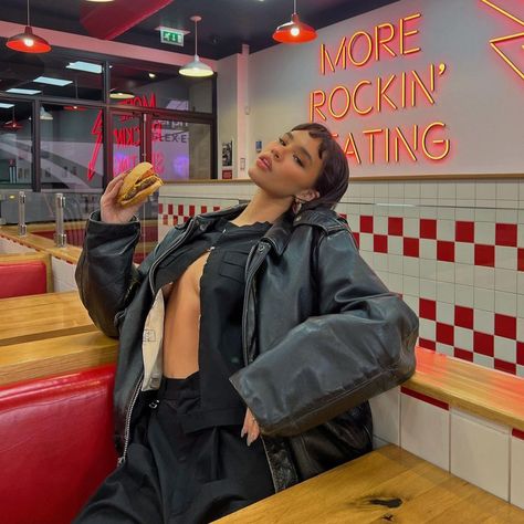 Eating Pizza Pose, Diner Photoshoot Ideas, Diner Pictures, Restaurant Photoshoot Ideas, Edie Rose, Street Fashion Photoshoot, Fashion Girlies, Retro Photoshoot, Indoor Photoshoot