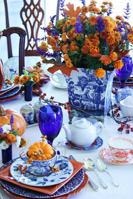 Ten Stylish Thanksgiving Tablescape Ideas - Remodelando la Casa Blue And White Dishes, Blue Thanksgiving, Blue Table Settings, Blue Stuff, Table Setting Decor, Gold Christmas Decorations, Fall Table Settings, Autumn Table, Fall Thanksgiving Decor