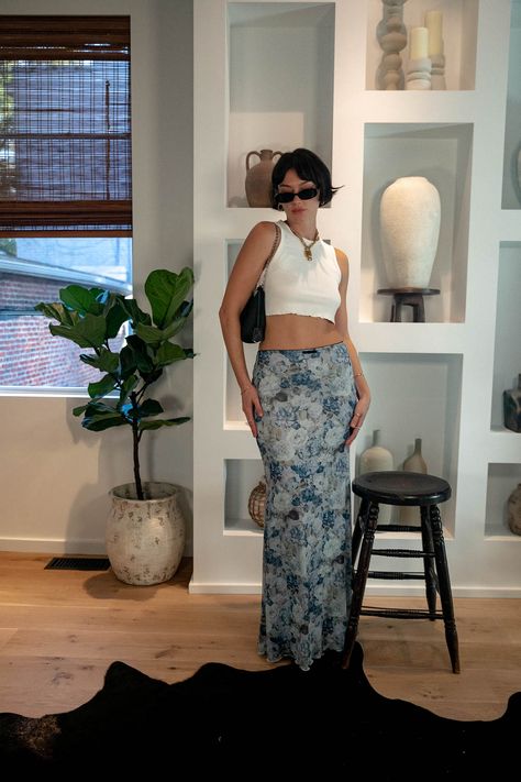 Casual Outfits Florida, Blue Floral Midi Skirt Outfit, Maxi Skirt Two Piece Outfit, Colorful Long Skirt Outfit, Blue Floral Outfit, Maxi Summer Skirt, Maxi Skirt Fashion, Print Skirt, Summer Outfit Baddie