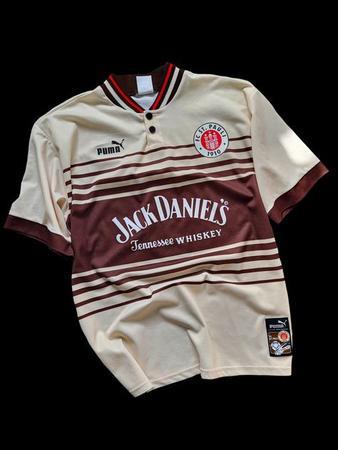 Retro Soccer Jersey, Rugby Jersey Design, St Pauli, Football Shirt Designs, Soccer Tees, Football Jersey Outfit, Vintage Football Shirts, Rugby Jersey, Retro Football Shirts