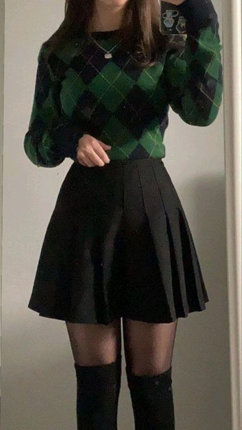 Retro Women Outfit, Slytherin Outfit, Slytherin Fashion, Dark Academia Outfits, Academia Outfits, Stylish Fall Outfits, Miniskirt Outfits, Quick Outfits, Looks Black