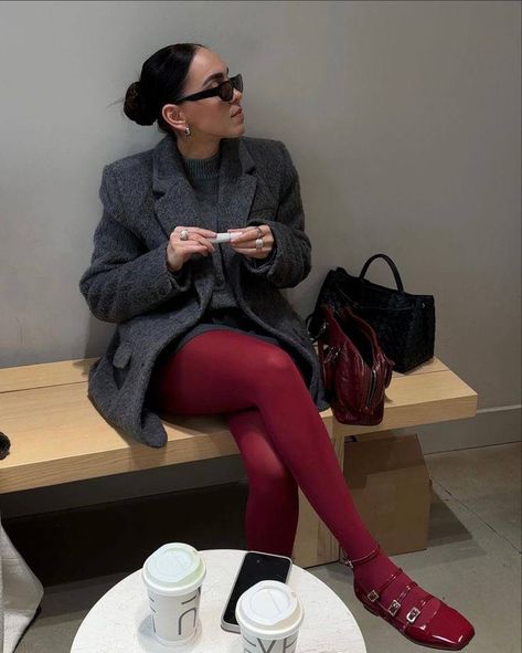 Burgundy Flats Outfit, Red Stockings Outfit, Fashion Blogger Aesthetic, Colorful Tights Outfit, Burgundy Tights Outfit, Stocking Outfit, Red Black Outfit, Burgundy Tights, Blogger Aesthetic