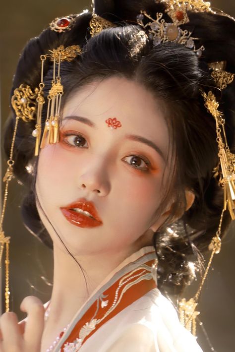 Ancient Chinese Makeup, Chinese Traditional Makeup, Makeup Traditional, Dragon Makeup, New Year's Makeup, Chinese Makeup, Princess Makeup, Traditional Hairstyle, Hanfu Traditional