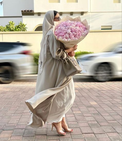 Rich Arab, Modest Outfits Aesthetic, Arab Aesthetic, Hijab Abaya, Arabian Women, Modern Hijab Fashion, Muslim Outfits Casual, Hijabi Fashion Casual, Modest Fits