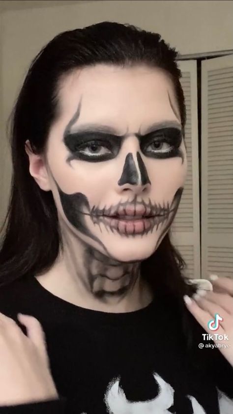 Skull Makeup Halloween Men, Female Skull Makeup, Skull Face Paint Aesthetic, Skeleton Neck Makeup, Skeleton Makeup Aesthetic, Pretty Skull Makeup, Easy Skull Makeup, Halloween Makeup Terror, Halloween Beauty Makeup