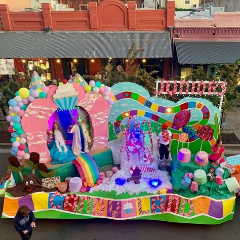 Candyland Themed Parade Float, Candy Land Homecoming Float, Candyland Stage Decorations, Candyland Homecoming Float, Candyland Float Ideas, Candy Float Parade, Candyland Christmas Float Ideas, Christmas Floats Parade Ideas Candy Land, Candyland Homecoming