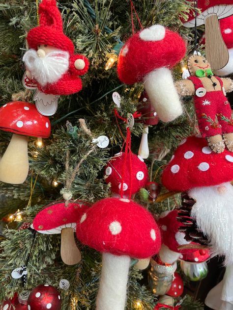 Tree With Mushrooms, Pinecone Owls, Mushroom Tree, Mushroom Christmas, Christmas Forest, Xmas Trees, Aesthetic Decor, Christmas Bear, Forest Friends