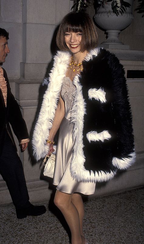 We agree with @StyleCaster! This #AnnaWintour 1994 #MetGala ensemble is one to remember Anna Wintor, Best Met Gala Looks, Anna Wintour Style, Met Gala Dresses, Bianca Jagger, Gala Outfit, Outfits New Year, Magazine Vogue, Met Ball