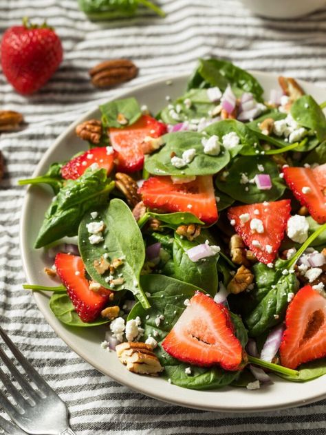 Pioneer Woman Spinach Strawberry Salad - Delish Sides Strawberry Spinach Salad, Proper Tasty, Rotisserie Chicken Breast, Spinach Salad Recipes, Strawberry Spinach, Spinach Strawberry Salad, Pea Salad, Strawberry Salad, Spring Salad