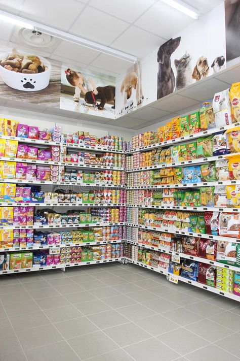 Italy Market, Pet Store Display, Store Shelving, Pet Store Design, Pet Food Store, Pet Store Ideas, Dog Grooming Shop, Pet Market, Dog Hotel